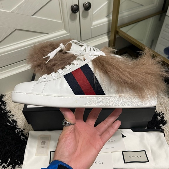 Like New Men’s Size 8 (Euro Size 41) Gucci ACE Bee Sneakers With Fur In White - Picture 6 of 14